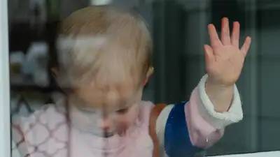 Как казахстанцам уберечь детей от падения из окна, фото - Новости Zakon.kz от 20.06.2024 11:31