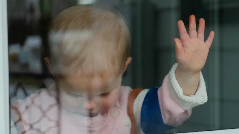 Как казахстанцам уберечь детей от падения из окна