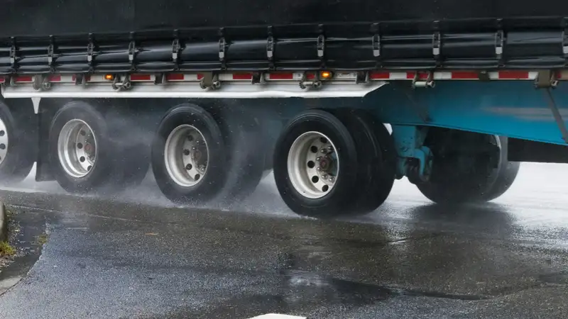 Ограничения для передвижения грузовиков по автодорогам объяснили в Минтранспорта