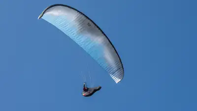 Парапланерист из Китая чудом остался жив на Кубке мира в горах Жетысуской области , фото - Новости Zakon.kz от 21.06.2024 20:49