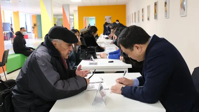 Токаев поздравил госслужащих с праздником