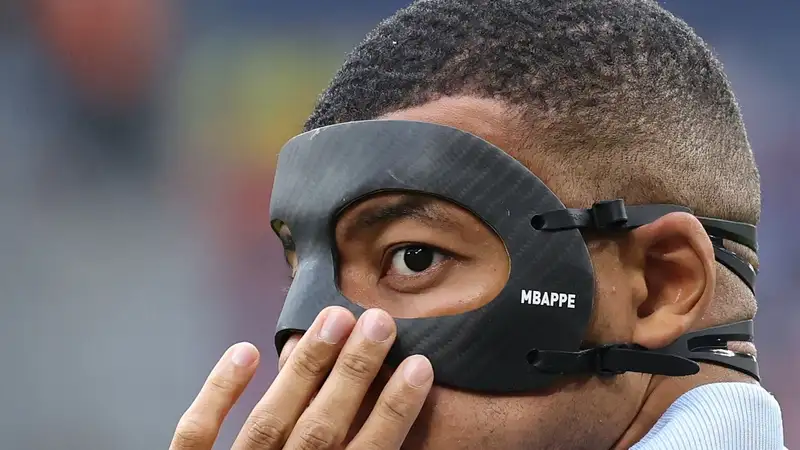 Евро-2024: Мбаппе провел полную тренировку в новых масках