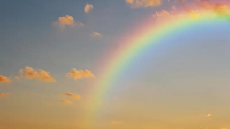 Редкая "огненная радуга" появилась в небе над Астаной