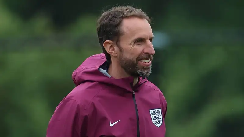 Недовольные английские фанаты забросали стаканами наставника сборной Саутгейта