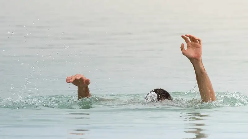 В Павлодарской области спасатели вытащили из воды тонущего мужчину