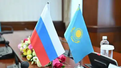 Флаги России, Российской Федерации, РФ и Казахстана, фото - Новости Zakon.kz от 18.11.2024 20:11