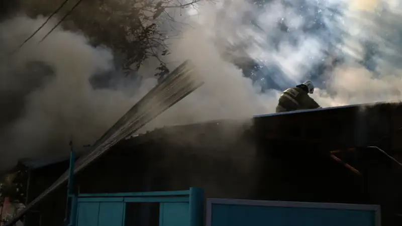 Огнеборцы Атырауской области победили пожар в жилом доме