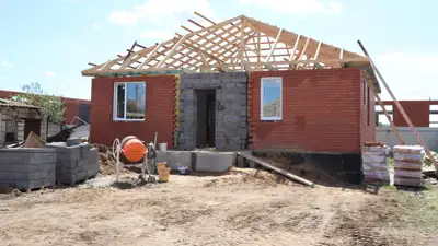 Пострадавшие от паводка дачники получили квартиры в Уральске, фото - Новости Zakon.kz от 27.06.2024 11:10