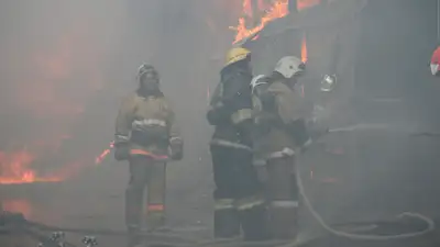 Пожар на складе, пожар на складских помещениях, горящие склады, горящие складские помещения, тушение складов, огонь, возгорание складских помещений, пожарный кран, фото - Новости Zakon.kz от 09.11.2024 03:06