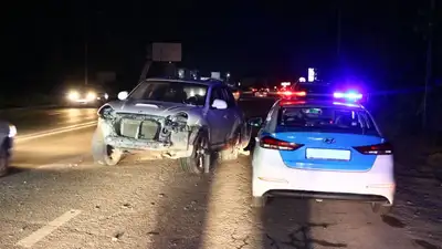 В Алматы водитель BMW, спровоцировав серьезное массовое ДТП, скрылся с места аварии , фото - Новости Zakon.kz от 28.06.2024 01:57