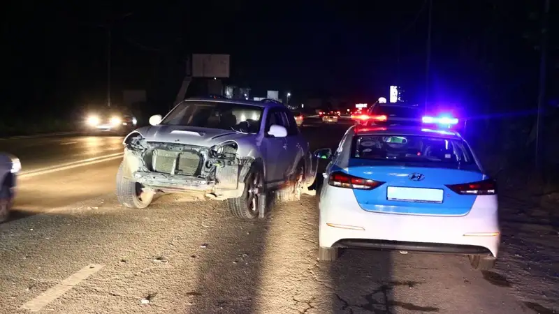 В Алматы водитель BMW, спровоцировав серьезное массовое ДТП, скрылся с места аварии