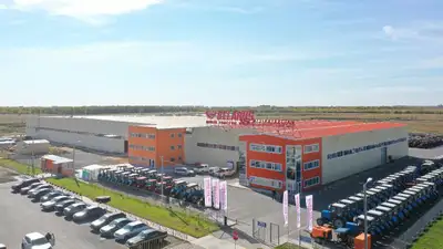 Перед  Рабочей группой по петиции по вопросам утильсбора в Костанае собрали трактор, фото - Новости Zakon.kz от 27.06.2024 11:26