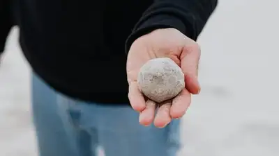 подросток разбил камнем стекла поезда, фото - Новости Zakon.kz от 27.06.2024 22:36