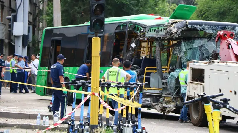 Жуткое ДТП с автобусом в Алматы: четыре человека получили переломы рук и ног