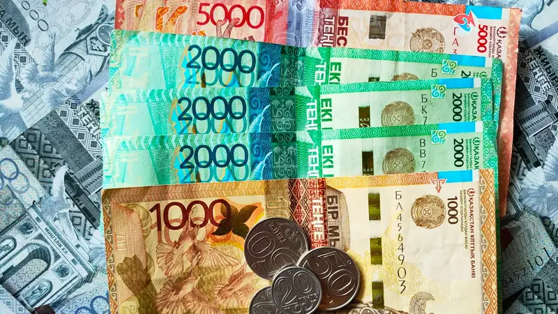 По 50 тысяч тенге "выплатят" казахстанцам, родившимся с 1949 по 1998 год