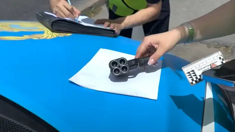 Вооруженного курьера-лихача на мопеде поймали полицейские Алматы