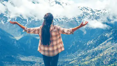 девушка в горах Алматы, фото - Новости Zakon.kz от 28.06.2024 10:20