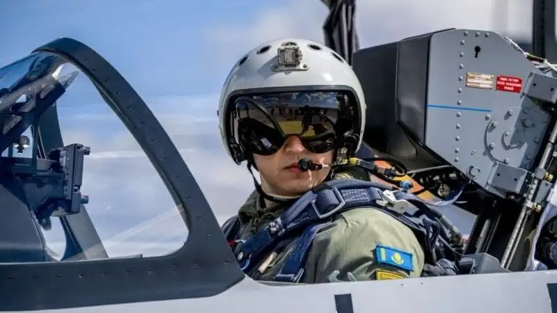 В Астане продолжаются полеты военной авиации