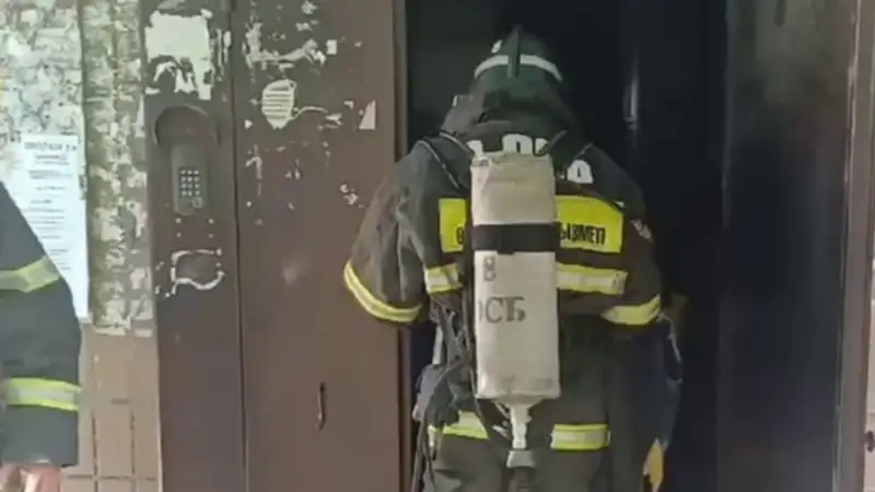 12 человек эвакуировали при пожаре в Усть-Каменогорске