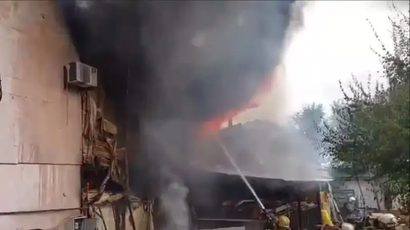 Двухэтажный магазин загорелся в Ауэзовском районе Алматы