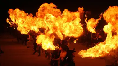 девушка едва не сгорела во время фаер-шоу, фото - Новости Zakon.kz от 30.06.2024 01:04