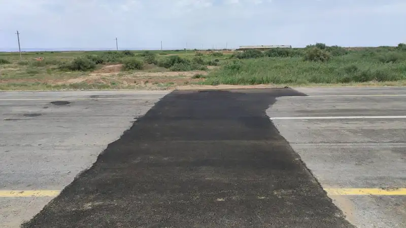 Испорченную аномальной жарой трассу починили в Туркестанской области
