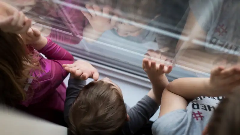 Шесть детей выпали из окон в Акмолинской области – полиция обратилась к родителям