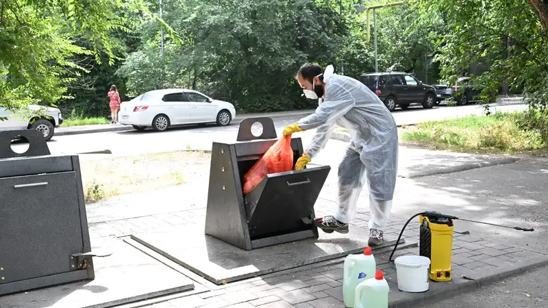 В рамках акции "Алматы Жазы" проводятся дезинфекционные работы мусорных площадок