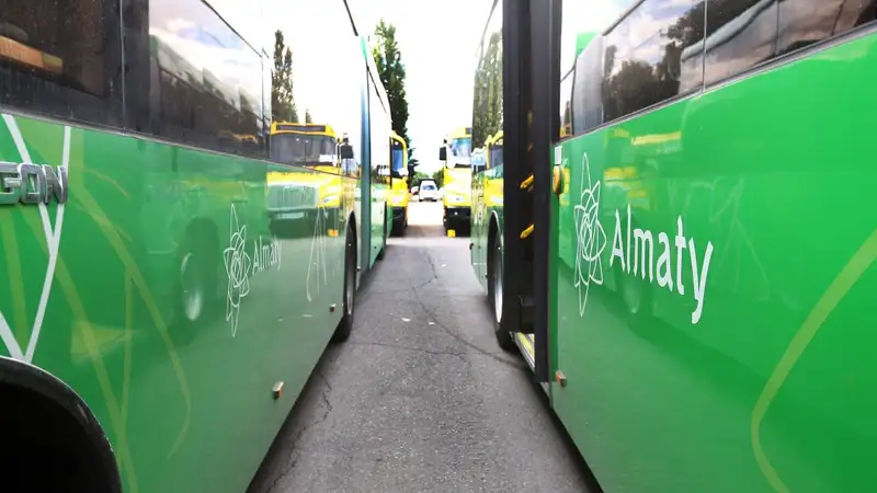 В Алматы могут повысить стоимость проезда на общественном транспорте и отменить оплату наличными