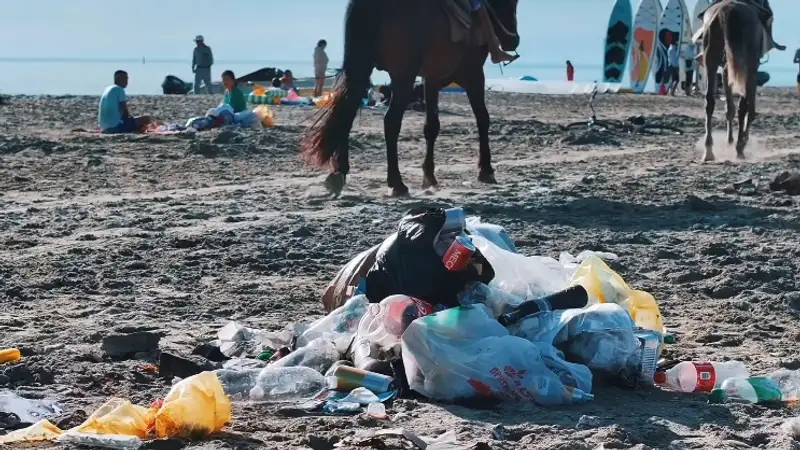 Горы мусора на берегу Каспия возмутили Казнет