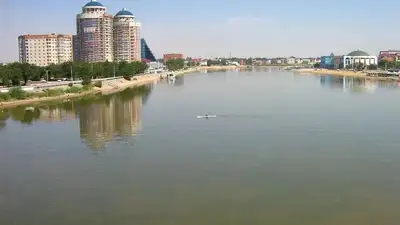 Опасность подтопления миновала: на набережной реки Жайык начали убирать мешкотары, фото - Новости Zakon.kz от 05.07.2024 11:37