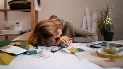 женщина за рабочим столом, фото - Новости Zakon.kz от 07.07.2024 15:14