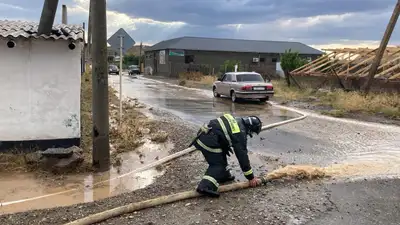Мощный поток дождевой воды прошел по улицам Жанатаса , фото - Новости Zakon.kz от 07.07.2024 21:30