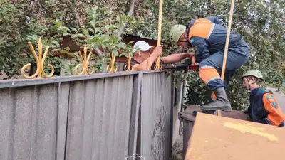 В Талдыкоргане спасатели сняли с забора мужчину, который повис на штыре , фото - Новости Zakon.kz от 08.07.2024 19:42