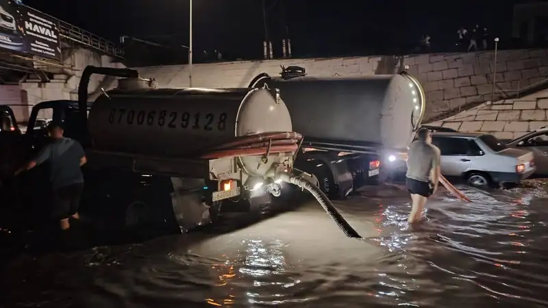 Последствия сильного ливня устраняют в Семее