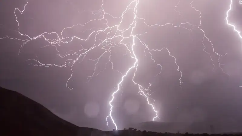 Россиянка погибла от удара молнии на пляже в ЗКО