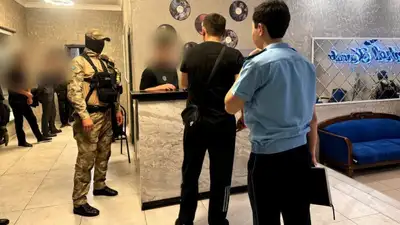Порошок, дубинки, кальян и призывники – силовики провели рейд по клубам Уральска, фото - Новости Zakon.kz от 09.07.2024 13:54