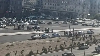 Отчаянные жители Актау перекрыли улицу из-за отсутствия воды , фото - Новости Zakon.kz от 09.07.2024 20:14