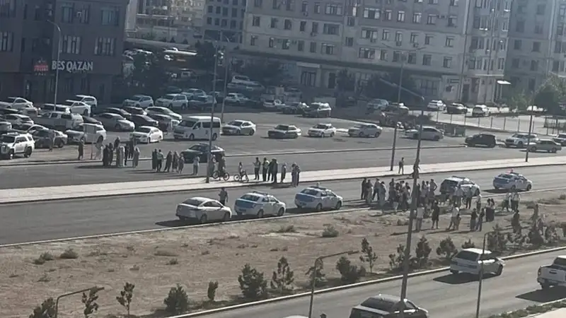 Жители Актау перекрыли улицу из-за отсутствия воды