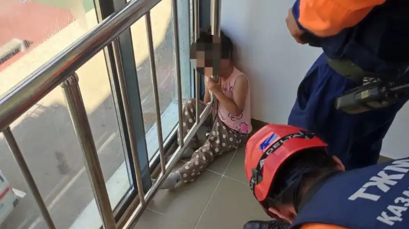 В Астане помощь спасателей понадобилась ребенку, застрявшему головой между перил