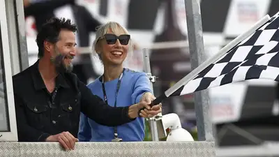 Киану Ривз впервые за долгое время появился на публике с возлюбленной, фото - Новости Zakon.kz от 10.07.2024 08:38