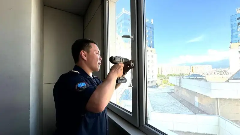 МЧС обратилось к казахстанским родителям из-за открытых окон