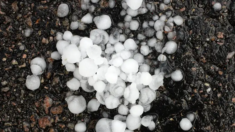 Сильные дожди с градом и шквалистым ветром ожидаются в Казахстане