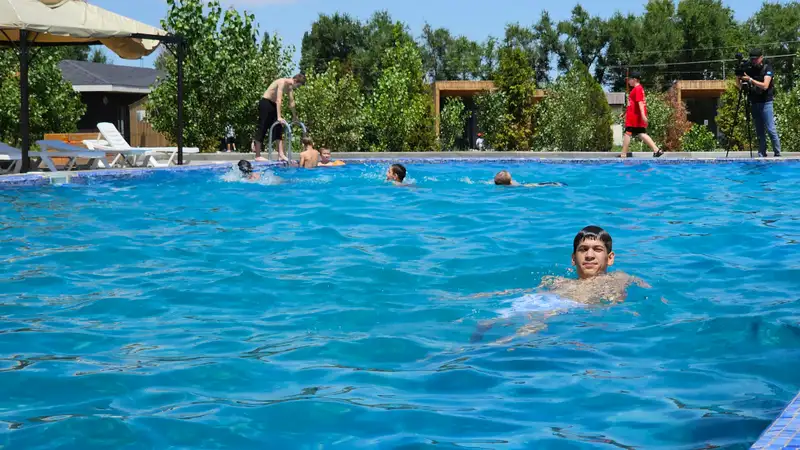 Блогеры Алматы просят не купаться в городских фонтанах и реках