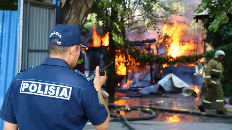 Спасение детей из горящего дома в ВКО попало на видео