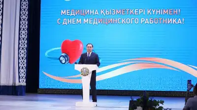 Ербол Карашукеев наградил , фото - Новости Zakon.kz от 17.06.2024 23:47