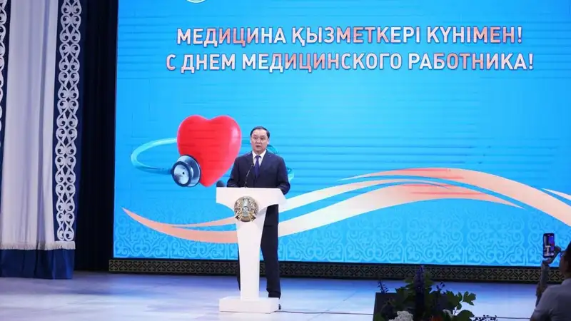 Ербол Карашукеев наградил лучших медработников Жамбылской области