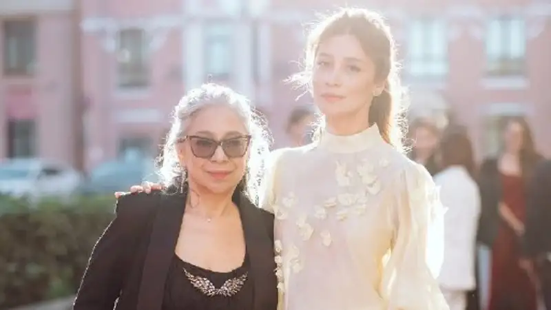 Актриса Равшана Куркова пришла на мероприятие с мамой