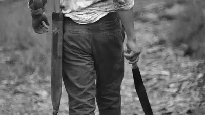 мужчина с мачете , фото - Новости Zakon.kz от 13.07.2024 09:24