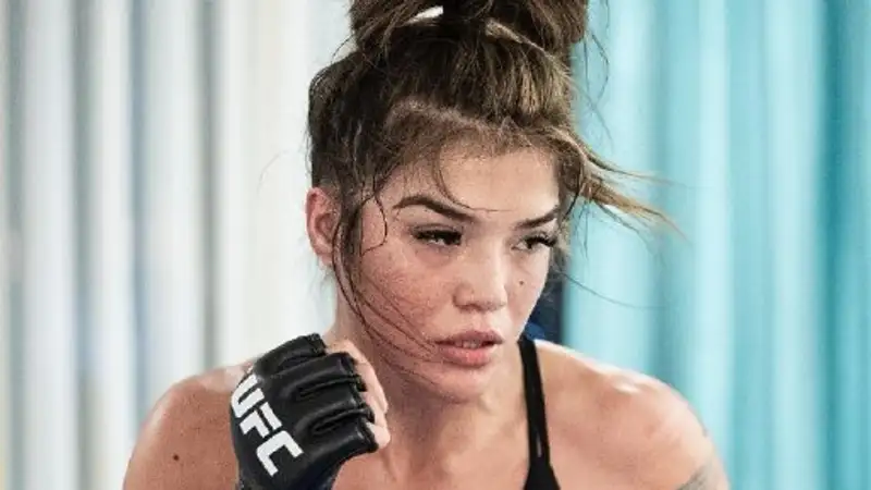 У бойца UFC после пропущенного удара отклеились накладные ресницы